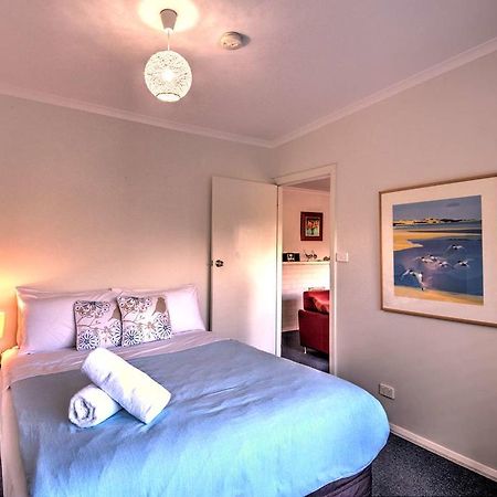 Cove Beach Apartment 1 コールズ・ベイ エクステリア 写真