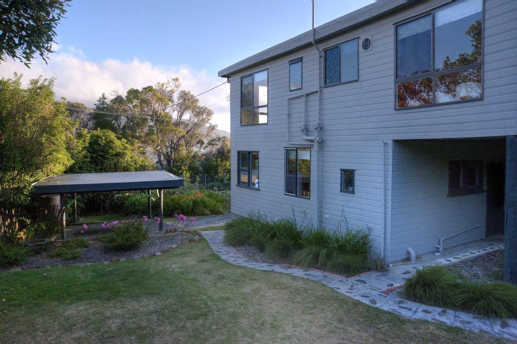 Cove Beach Apartment 1 コールズ・ベイ エクステリア 写真